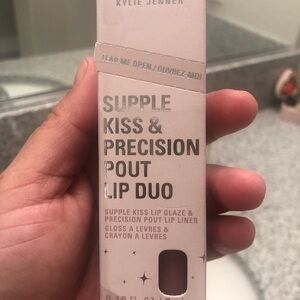 Kylie Jenner Lip Duo…007 Sweet Nothings-Rosy Nude. 740 Siren-Taupe Nudu